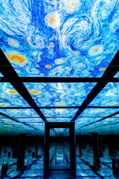 Уникальная аудиовизуальная выставка, позволяющая почувствовать себя внутри картин Ван Гога (23 фото)