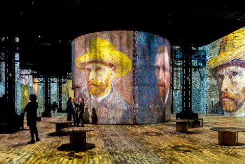 Уникальная аудиовизуальная выставка, позволяющая почувствовать себя внутри картин Ван Гога (23 фото)