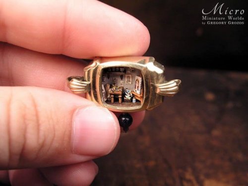 Художник превращает старые часы в миниатюрные миры (27 фото)