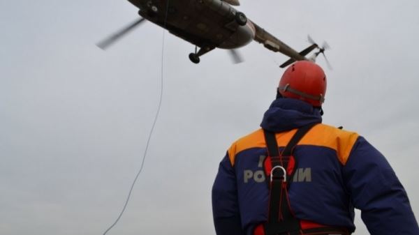 Восемь рыбаков спасли с горящего катера в Баренцевом море