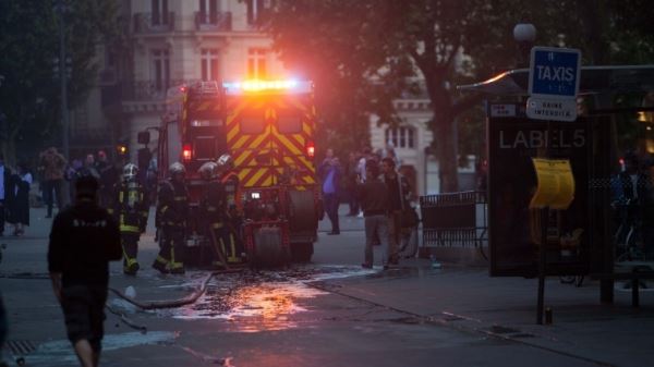 Пожар на северо-востоке Парижа — момент взрыва попал на видео