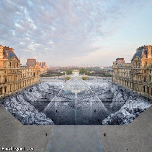 <br />
				Уличный художник превратил пирамиду Лувра в невероятную оптическую иллюзию (6 фото)<br />
							